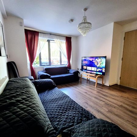 Explore London: 2 Bedroom House In Wood Green Εξωτερικό φωτογραφία