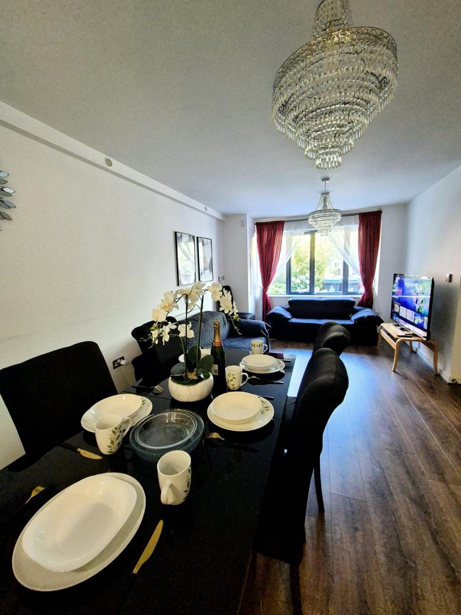 Explore London: 2 Bedroom House In Wood Green Εξωτερικό φωτογραφία